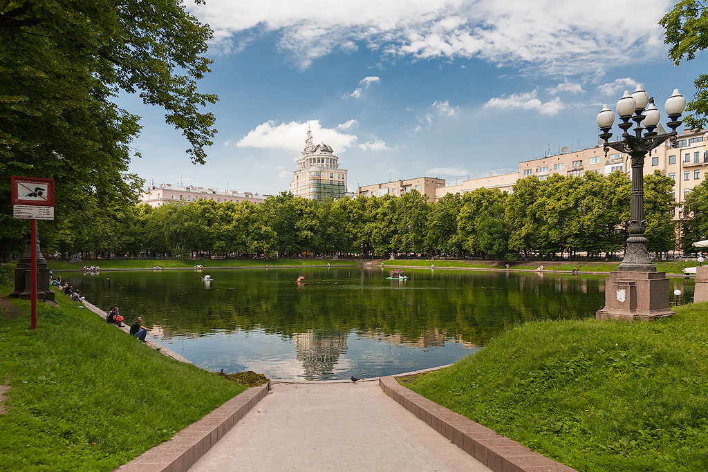 Патрики москва. Патриаршие пруды парк. Сквер Патриаршие пруды. Патриаршие пруды Пресненский район. Патриаршие пруды панорама.