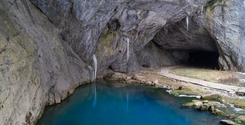 Где расположены самые живописные пещеры в России