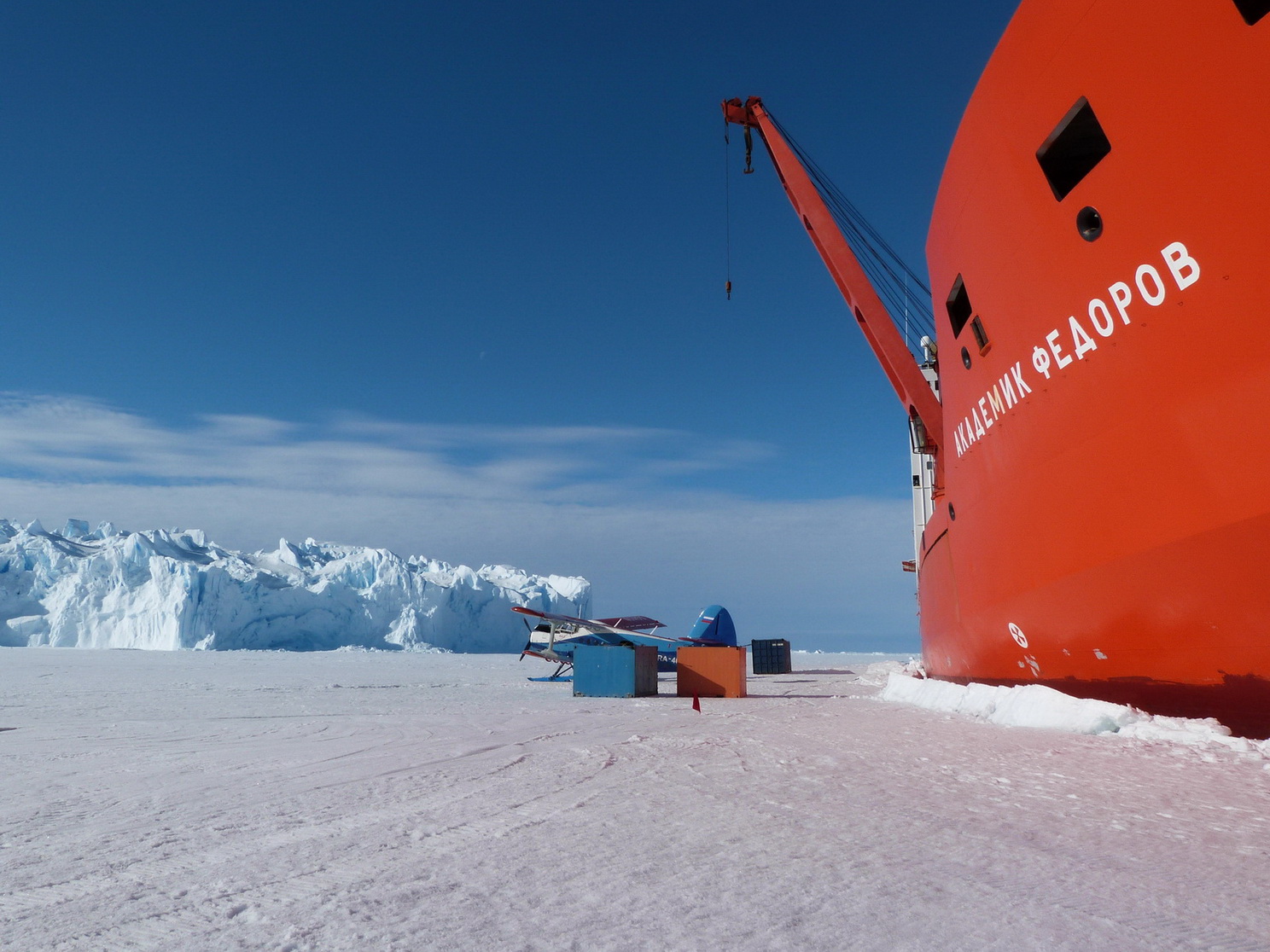 Путь открытие антарктиды лазарева и беллинсгаузена. Удаленность австралии от антарктиды. Туристы в антарктиде. Станция восток в антарктиде на карте. Станция полюс недоступности антарктида.